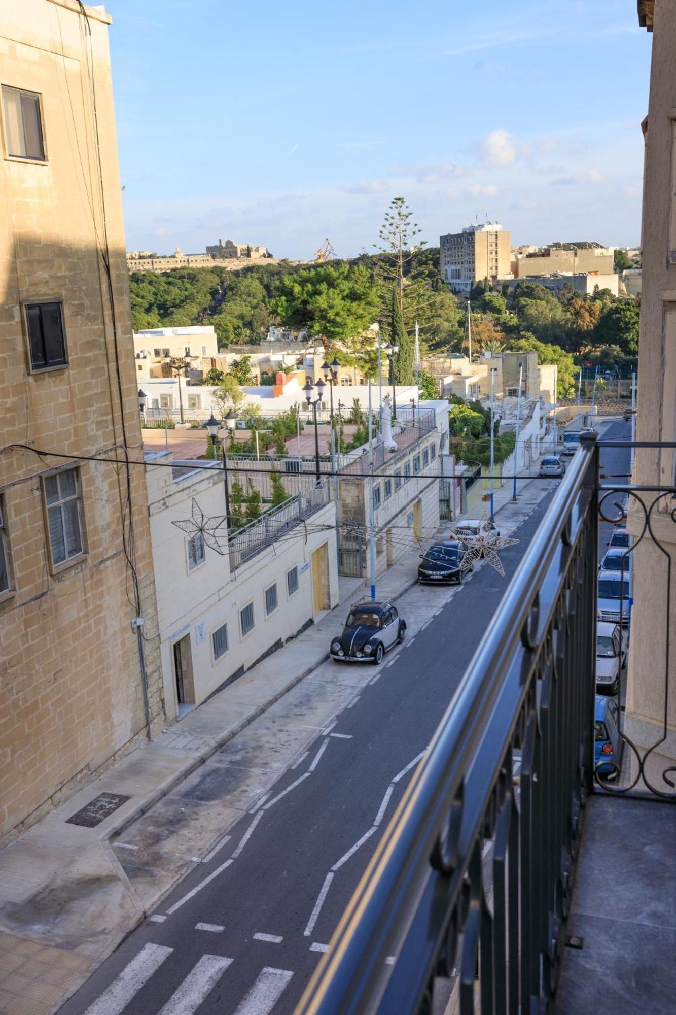The Central Guesthouse Pieta Exterior photo