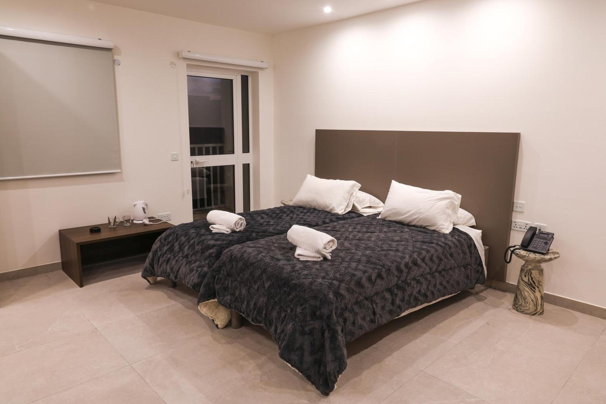 The Central Guesthouse Pieta Exterior photo